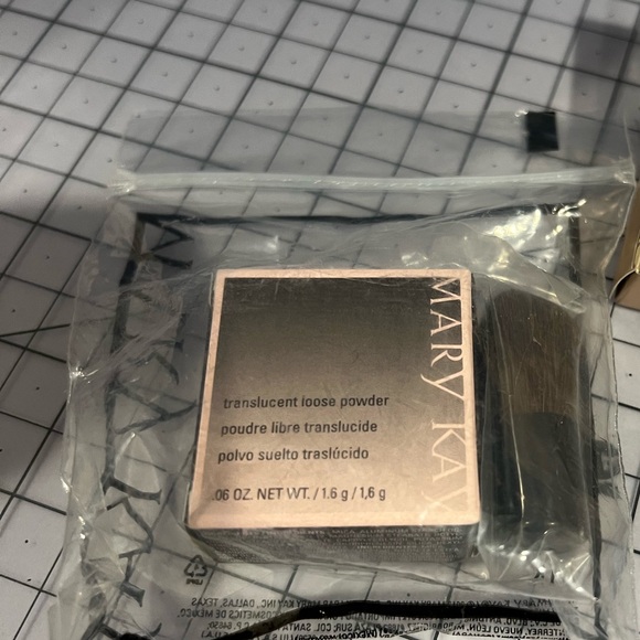 MaryKay Mini COMPACT (5) & medium (1) Unfilled Bundle + bonus makeup - Picture 9 of 10